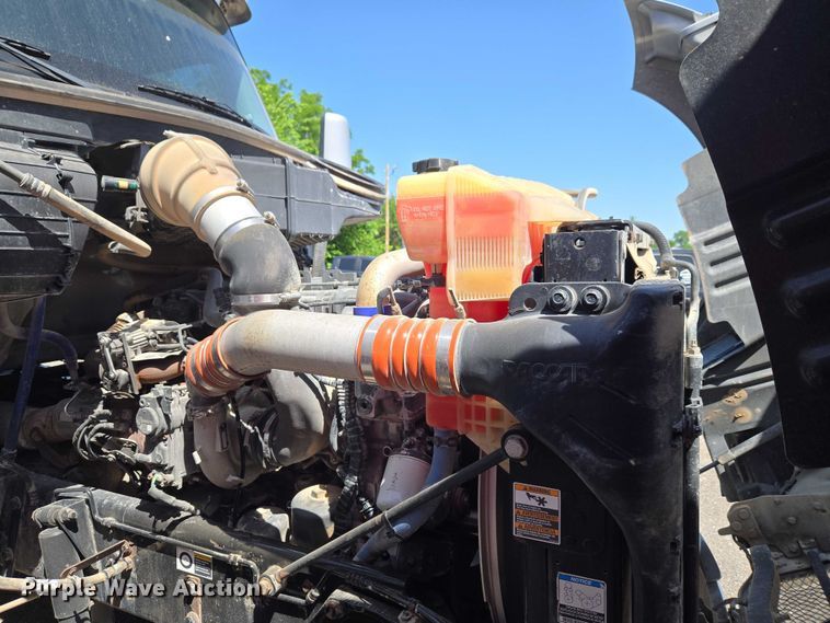 image for item ET5042 2016 Kenworth T680 semi truck