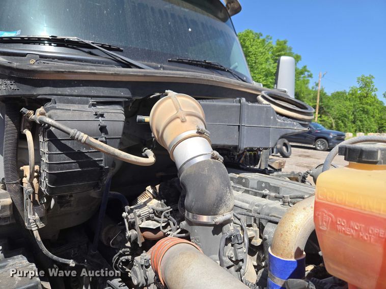 image for item ET5042 2016 Kenworth T680 semi truck