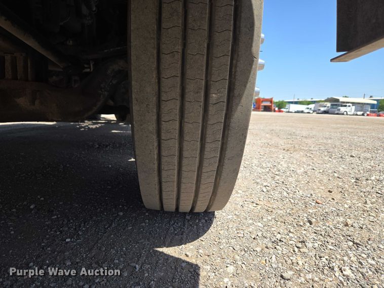 image for item ET5042 2016 Kenworth T680 semi truck
