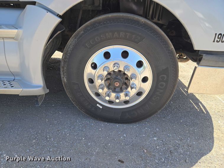 image for item ET5042 2016 Kenworth T680 semi truck