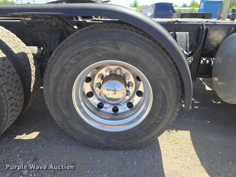 image for item ET5042 2016 Kenworth T680 semi truck