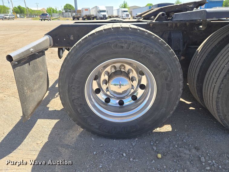 image for item ET5042 2016 Kenworth T680 semi truck