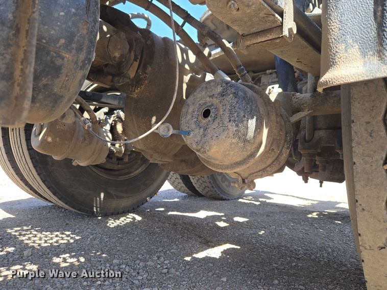 image for item ET5042 2016 Kenworth T680 semi truck