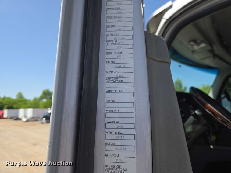 image for item ET5042 2016 Kenworth T680 semi truck