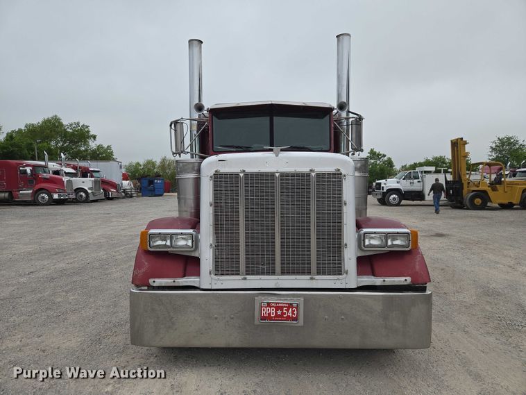 image for item ET5051 2000 Peterbilt 379 truck cab and chassis