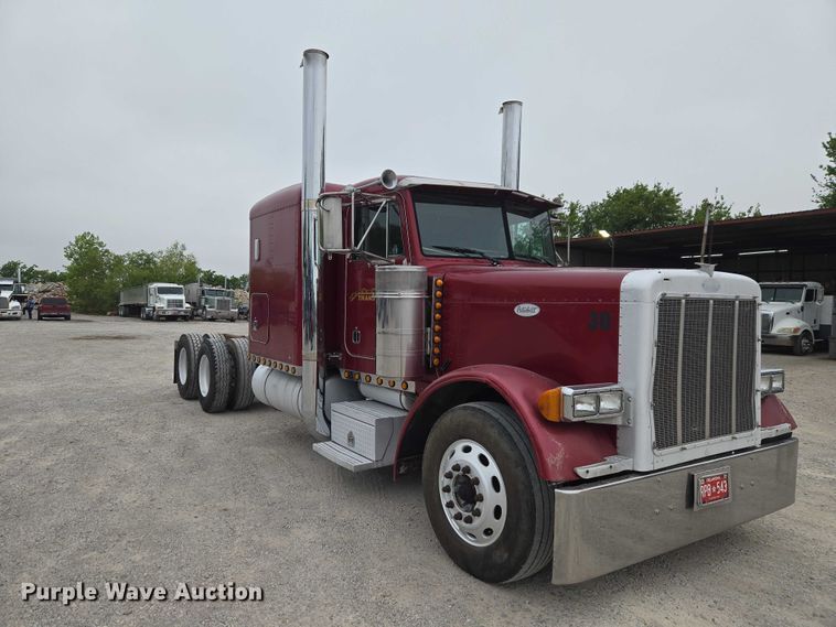 image for item ET5051 2000 Peterbilt 379 truck cab and chassis