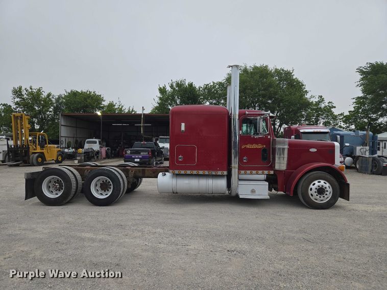 image for item ET5051 2000 Peterbilt 379 truck cab and chassis