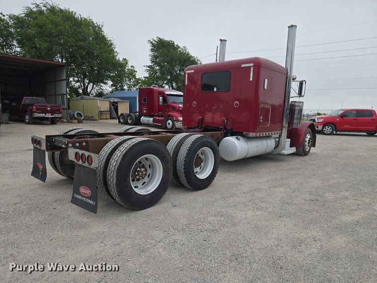image for item ET5051 2000 Peterbilt 379 truck cab and chassis