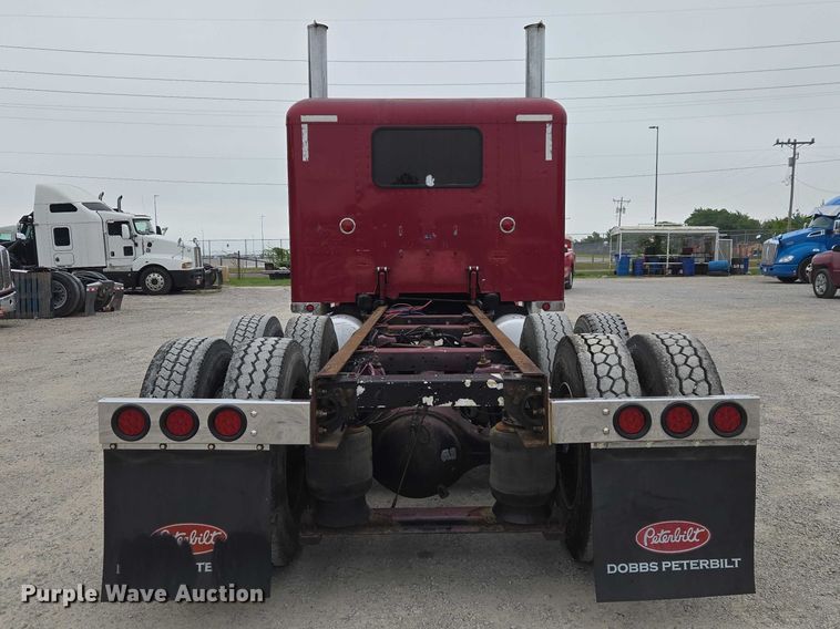 image for item ET5051 2000 Peterbilt 379 truck cab and chassis