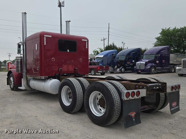 image for item ET5051 2000 Peterbilt 379 truck cab and chassis
