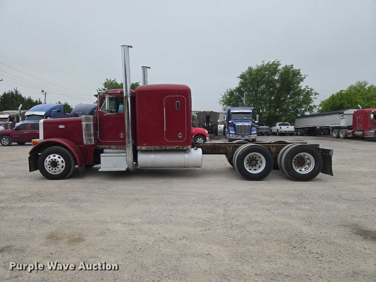 image for item ET5051 2000 Peterbilt 379 truck cab and chassis