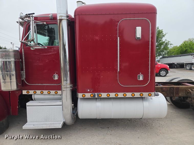 image for item ET5051 2000 Peterbilt 379 truck cab and chassis