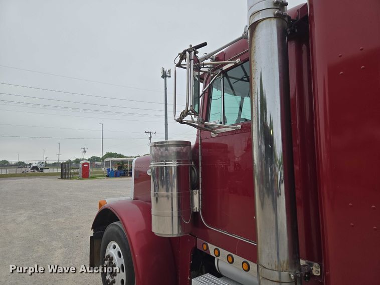 image for item ET5051 2000 Peterbilt 379 truck cab and chassis