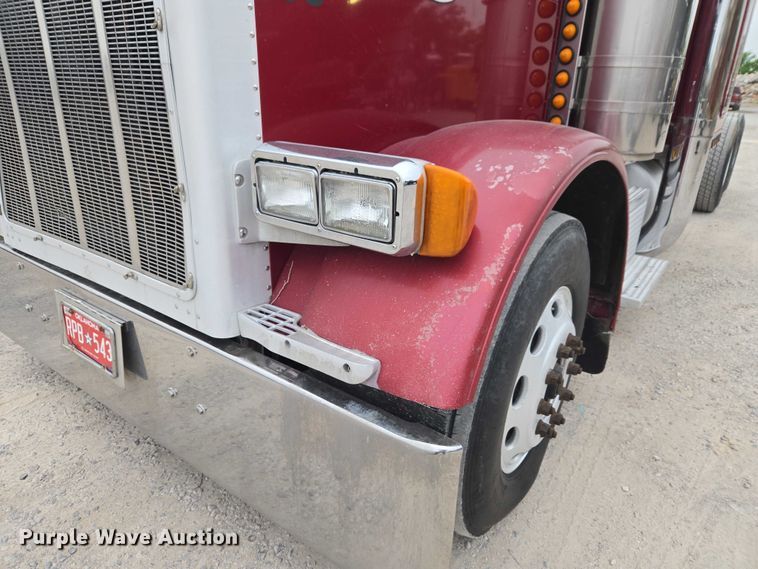 image for item ET5051 2000 Peterbilt 379 truck cab and chassis