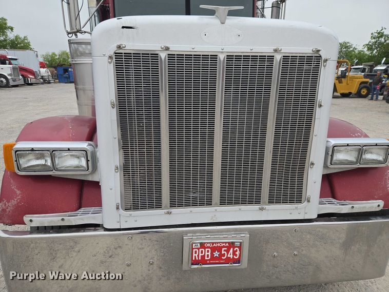 image for item ET5051 2000 Peterbilt 379 truck cab and chassis