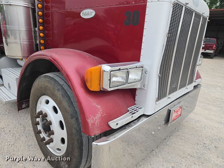 image for item ET5051 2000 Peterbilt 379 truck cab and chassis