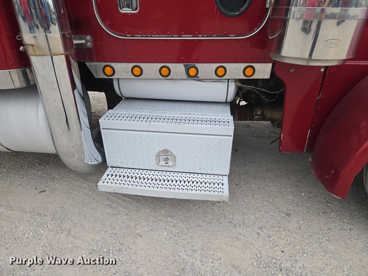 image for item ET5051 2000 Peterbilt 379 truck cab and chassis