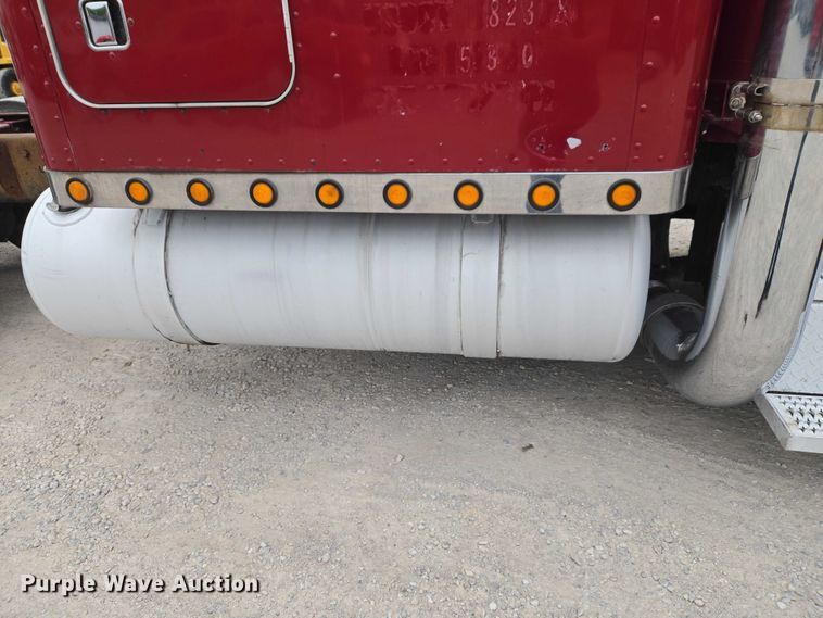 image for item ET5051 2000 Peterbilt 379 truck cab and chassis