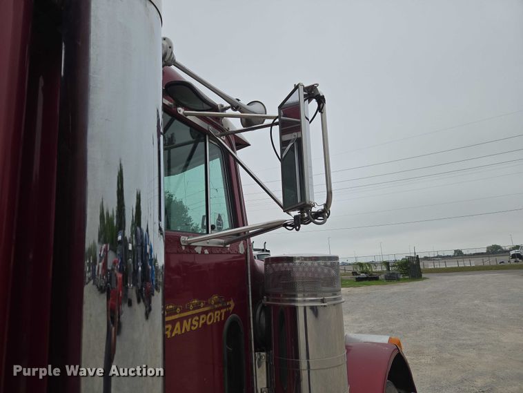 image for item ET5051 2000 Peterbilt 379 truck cab and chassis