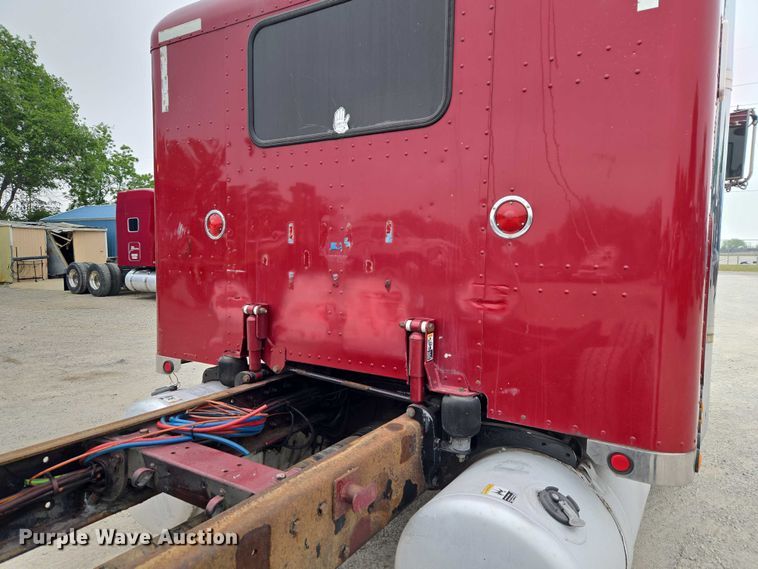 image for item ET5051 2000 Peterbilt 379 truck cab and chassis