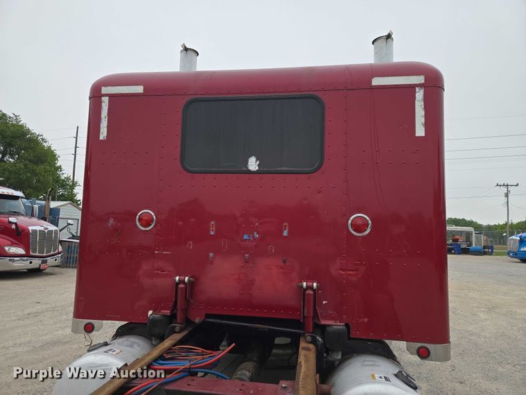 image for item ET5051 2000 Peterbilt 379 truck cab and chassis