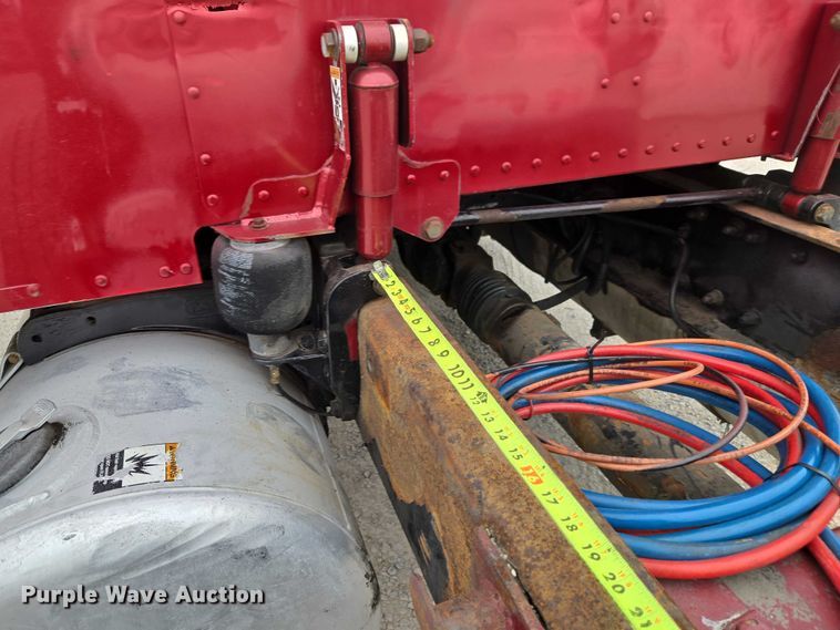 image for item ET5051 2000 Peterbilt 379 truck cab and chassis