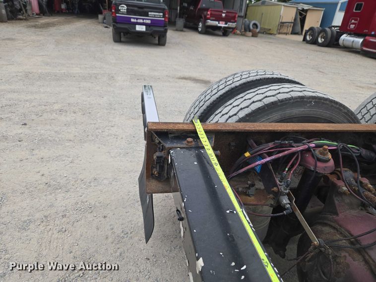 image for item ET5051 2000 Peterbilt 379 truck cab and chassis