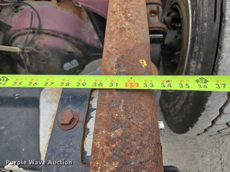 image for item ET5051 2000 Peterbilt 379 truck cab and chassis