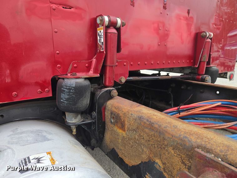 image for item ET5051 2000 Peterbilt 379 truck cab and chassis