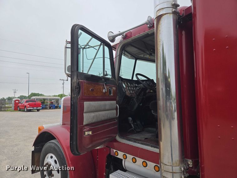 image for item ET5051 2000 Peterbilt 379 truck cab and chassis