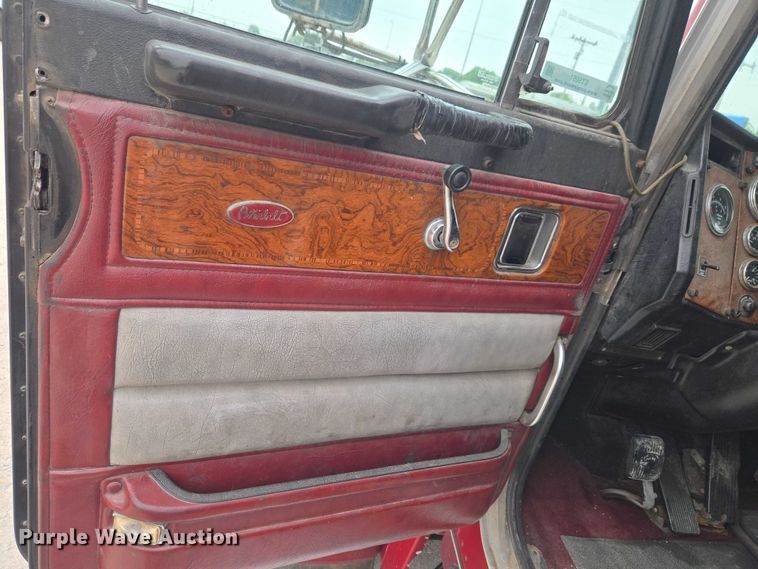 image for item ET5051 2000 Peterbilt 379 truck cab and chassis