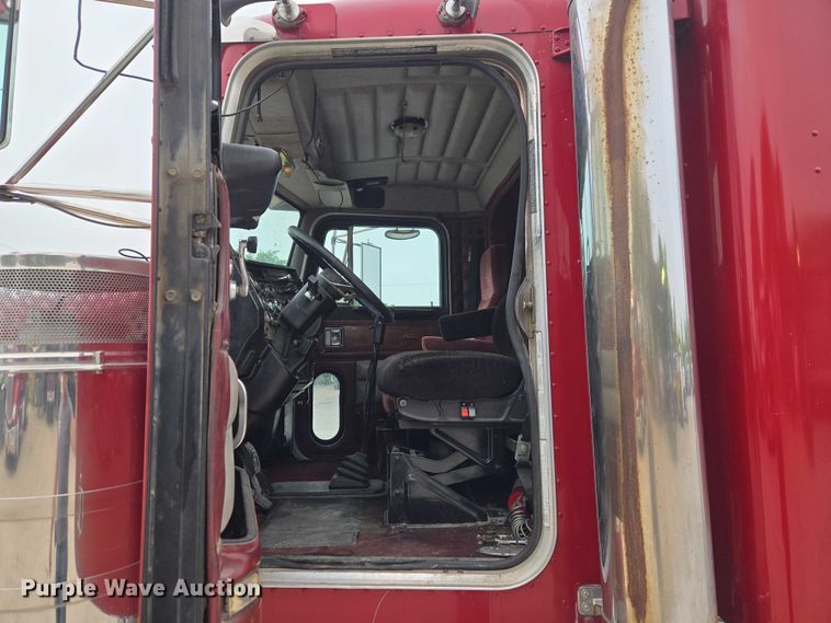 image for item ET5051 2000 Peterbilt 379 truck cab and chassis