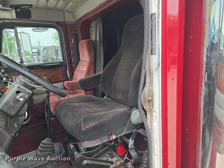 image for item ET5051 2000 Peterbilt 379 truck cab and chassis