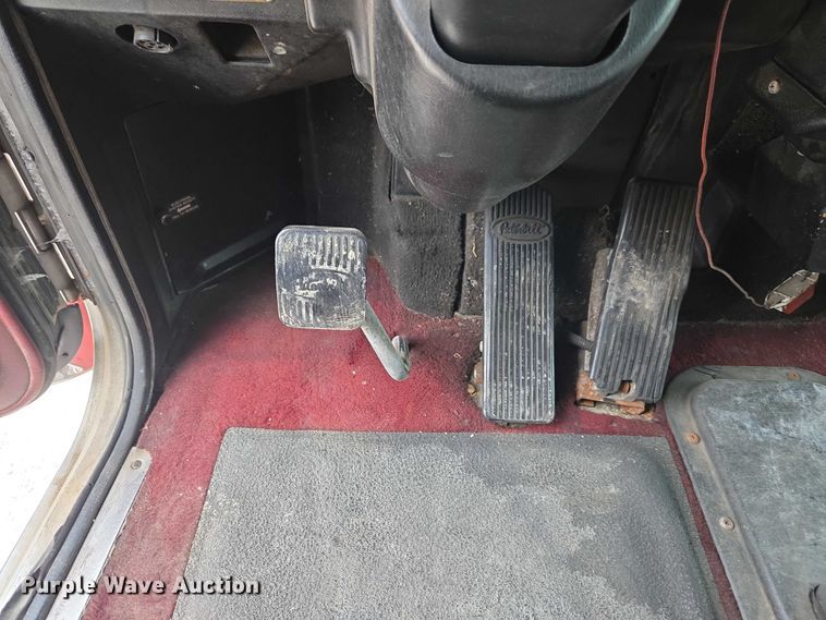 image for item ET5051 2000 Peterbilt 379 truck cab and chassis