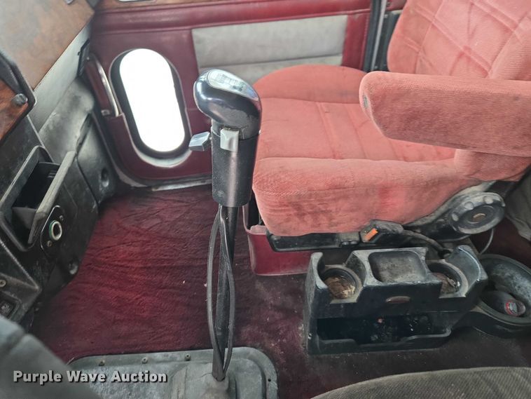 image for item ET5051 2000 Peterbilt 379 truck cab and chassis