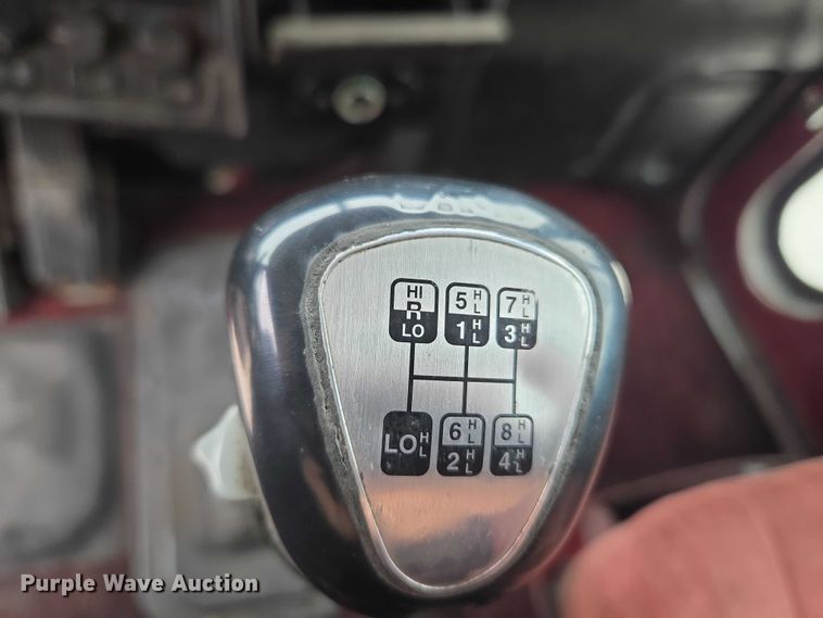 image for item ET5051 2000 Peterbilt 379 truck cab and chassis