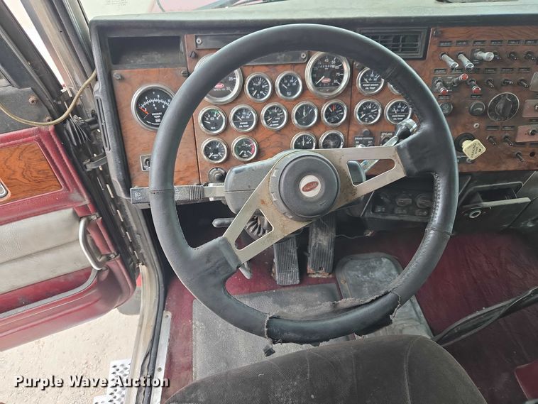 image for item ET5051 2000 Peterbilt 379 truck cab and chassis