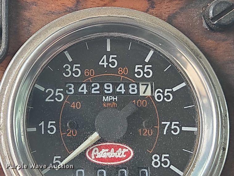 image for item ET5051 2000 Peterbilt 379 truck cab and chassis