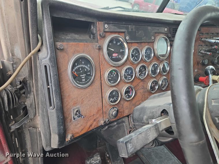 image for item ET5051 2000 Peterbilt 379 truck cab and chassis