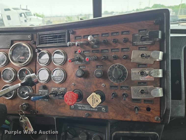 image for item ET5051 2000 Peterbilt 379 truck cab and chassis