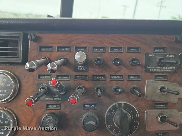 image for item ET5051 2000 Peterbilt 379 truck cab and chassis