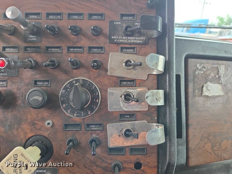 image for item ET5051 2000 Peterbilt 379 truck cab and chassis