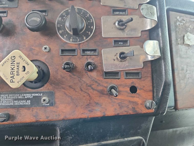 image for item ET5051 2000 Peterbilt 379 truck cab and chassis