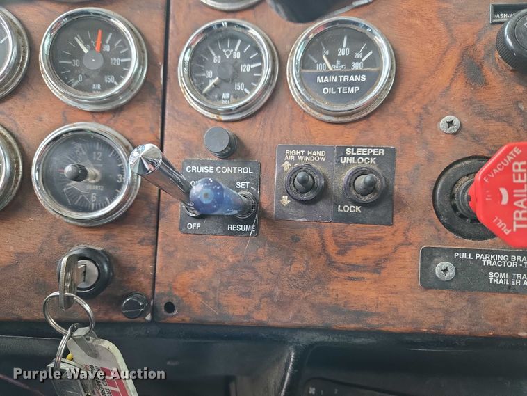 image for item ET5051 2000 Peterbilt 379 truck cab and chassis