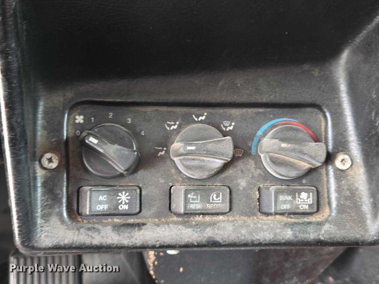 image for item ET5051 2000 Peterbilt 379 truck cab and chassis