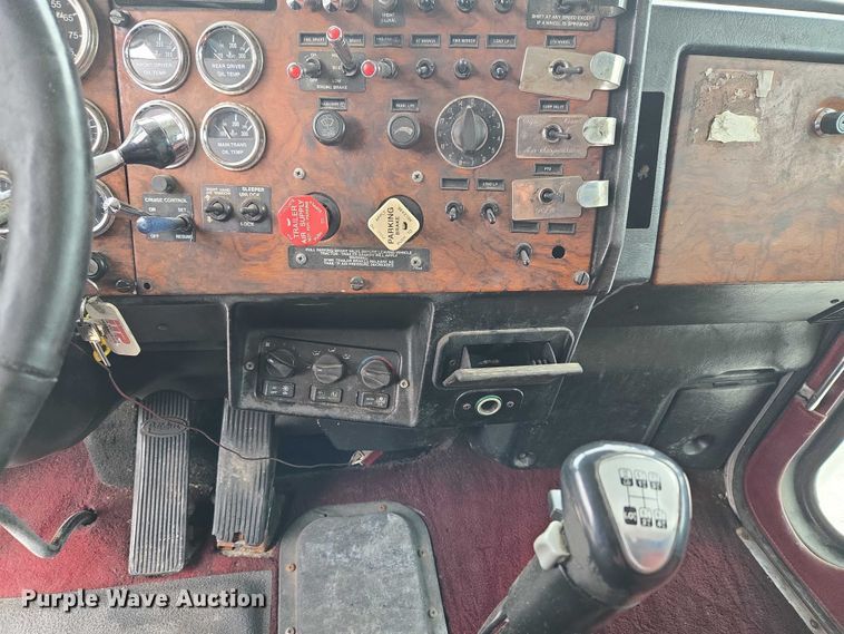 image for item ET5051 2000 Peterbilt 379 truck cab and chassis