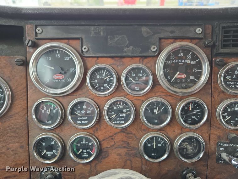 image for item ET5051 2000 Peterbilt 379 truck cab and chassis