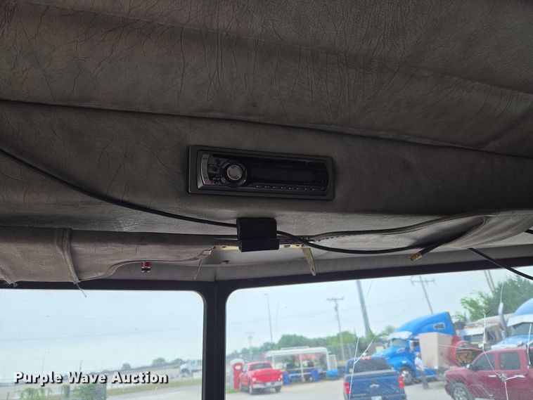 image for item ET5051 2000 Peterbilt 379 truck cab and chassis