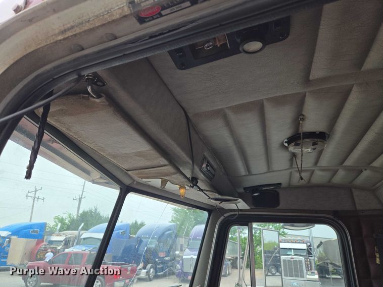 image for item ET5051 2000 Peterbilt 379 truck cab and chassis