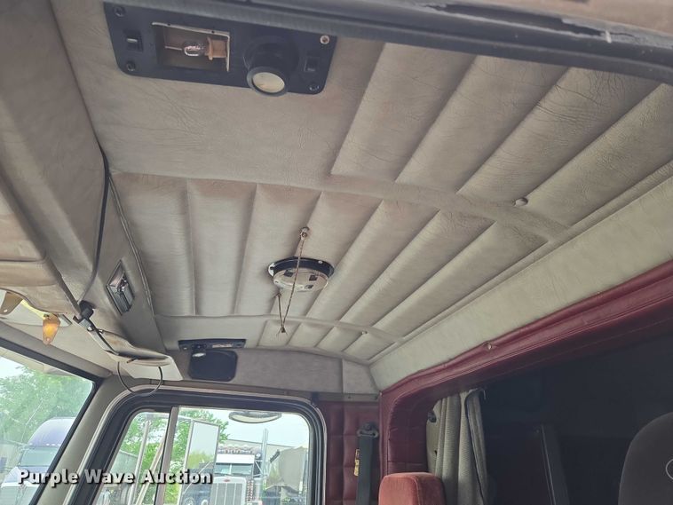 image for item ET5051 2000 Peterbilt 379 truck cab and chassis